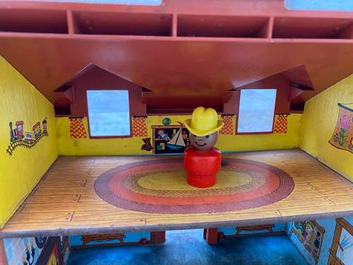 vintage fisher price house 952 with a little people