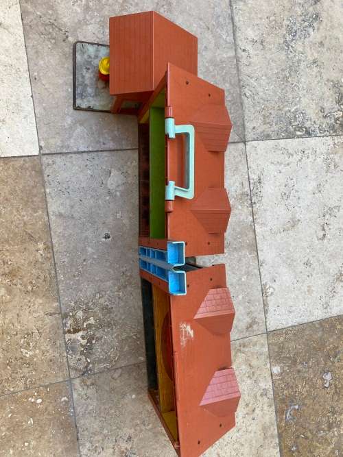 vintage fisher price house 952 with a little people