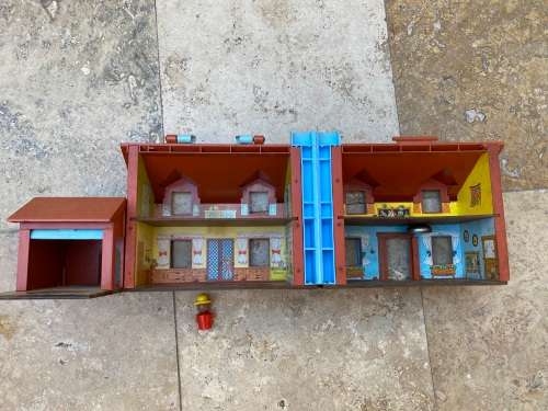 vintage fisher price house 952 with a little people