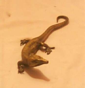 Brass lizard with deep cast detailing in realistic  manner
