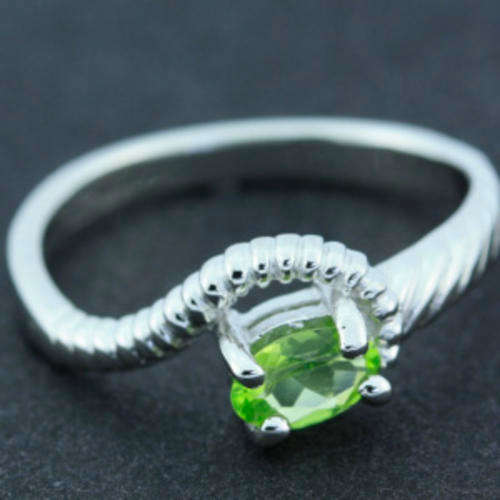 Solid 925 Sterling Silver & Peridot ring size 7# + 2.36g