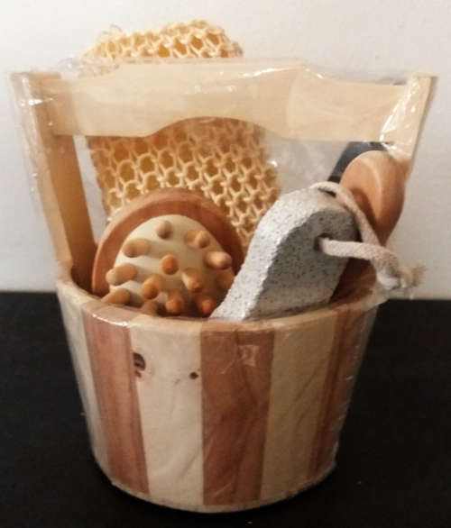 Luxury Bath/Shower 6 Pcs Spa Accessories Set in Wooden Basket