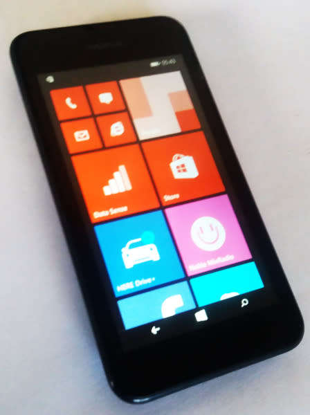 Nokia Lumia 530 Windows SmartPhone 8.1 with charger and earphones