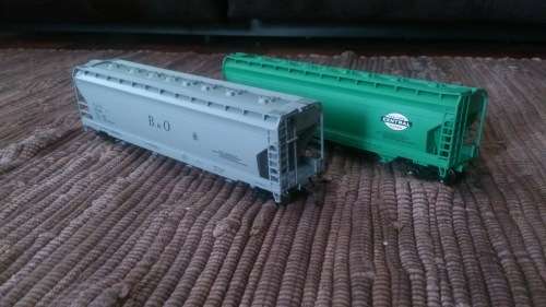BACHMANN DCC LOCO  AND 2 WAGONS FOR SALE (DCC ONLY)