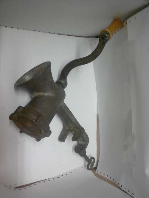 VINTAGE MEAT MINCER  NO.8 - complete with blade and spinal