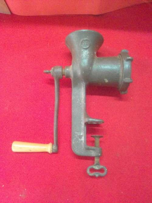 VINTAGE MEAT MINCER  NO.8 - complete with blade and spinal