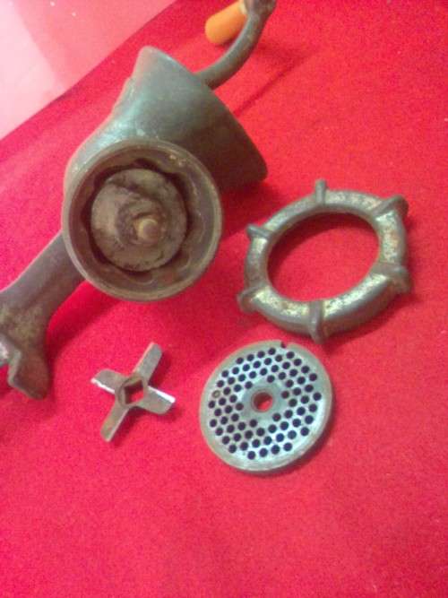 VINTAGE MEAT MINCER  NO.8 - complete with blade and spinal