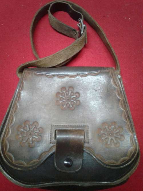 A GENIUNE LEATHER HANDBAG - 26 X 23 X 19cm - STRAP 90cm