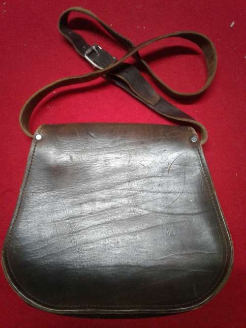 A GENIUNE LEATHER HANDBAG - 26 X 23 X 19cm - STRAP 90cm
