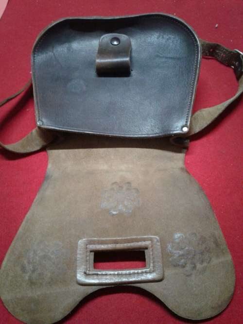 A GENIUNE LEATHER HANDBAG - 26 X 23 X 19cm - STRAP 90cm