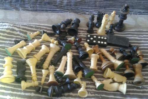 JOBLOT VINTAGE CHESS AND DOMINO PIECES - made from wood and plastic