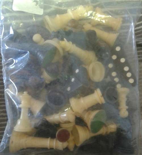 JOBLOT VINTAGE CHESS AND DOMINO PIECES - made from wood and plastic