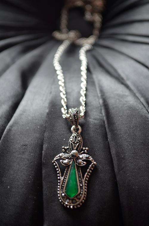 STUNNINGLY VINTAGE GREEN AND SILVER PENDANT AND CHAIN!