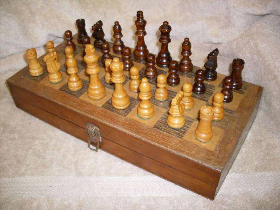 Vintage 1960's Wooden Chess Set - Storage Box / board is damaged