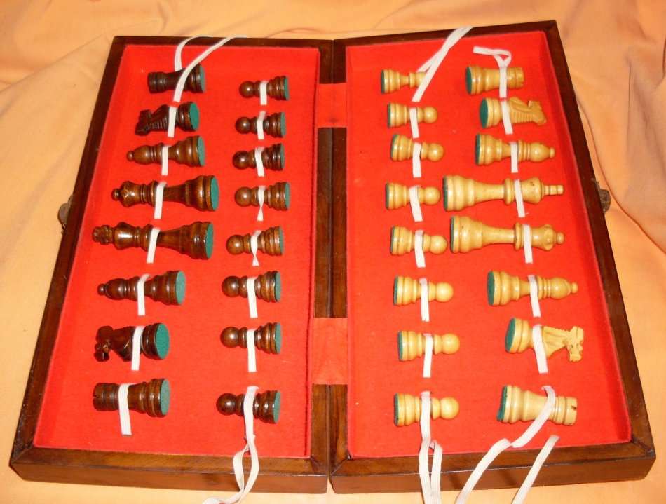 Vintage 1960's Wooden Chess Set - Storage Box / board is damaged