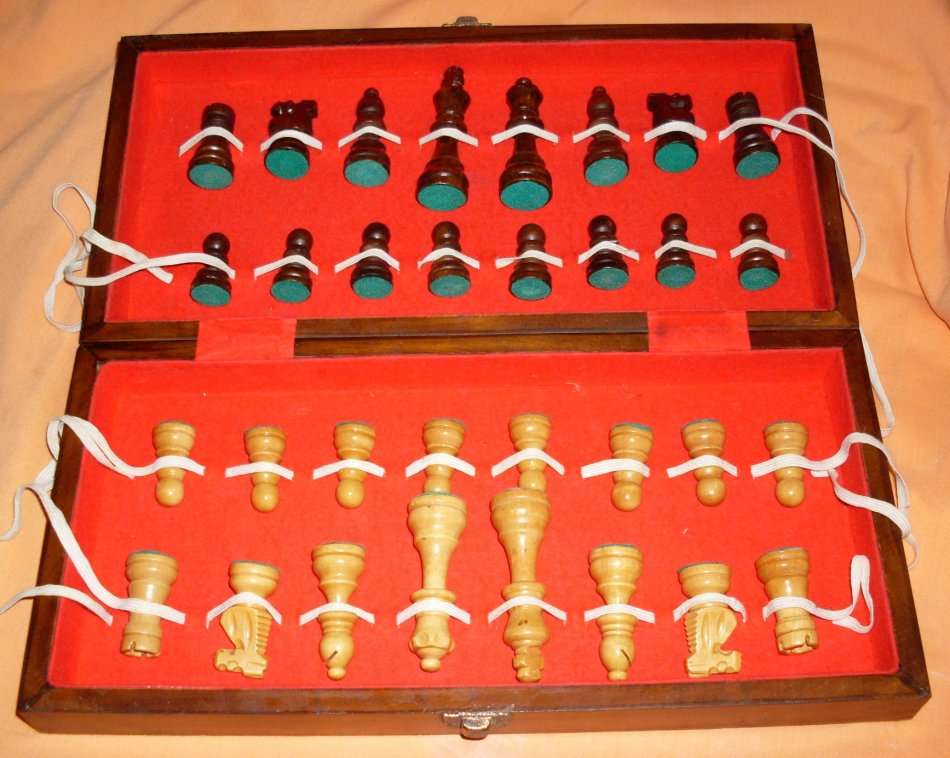 Vintage 1960's Wooden Chess Set - Storage Box / board is damaged