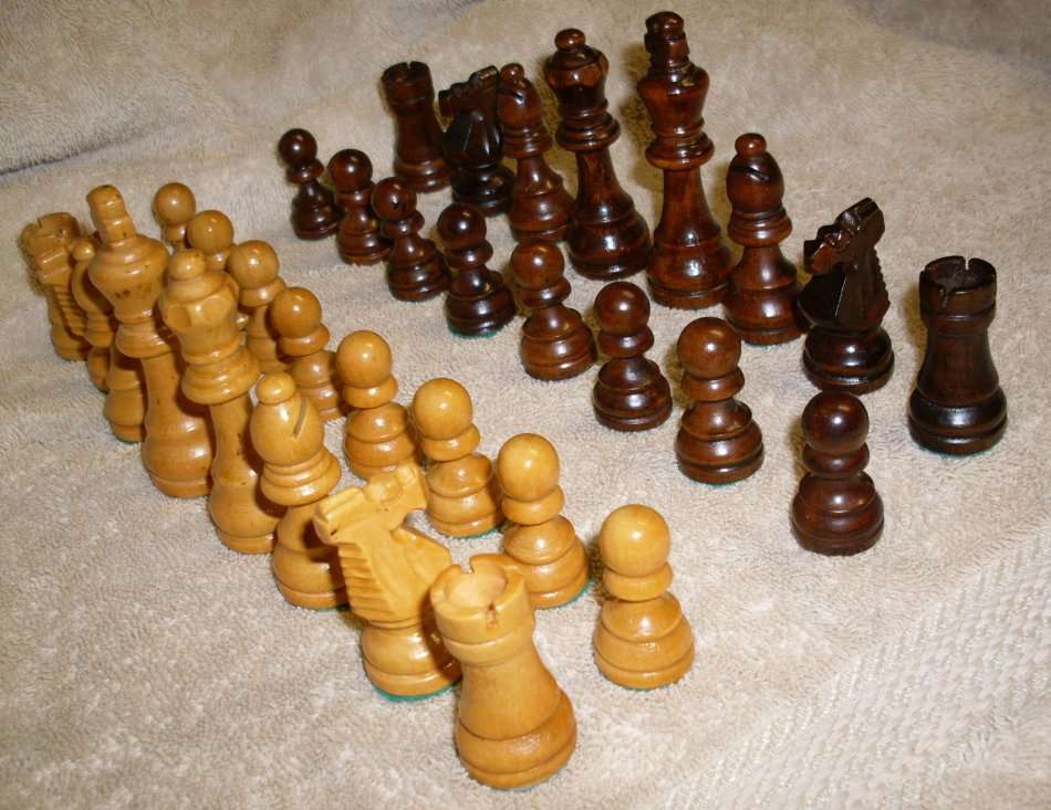 Vintage 1960's Wooden Chess Set - Storage Box / board is damaged