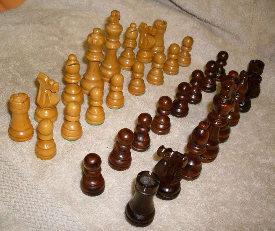 Vintage 1960's Wooden Chess Set - Storage Box / board is damaged