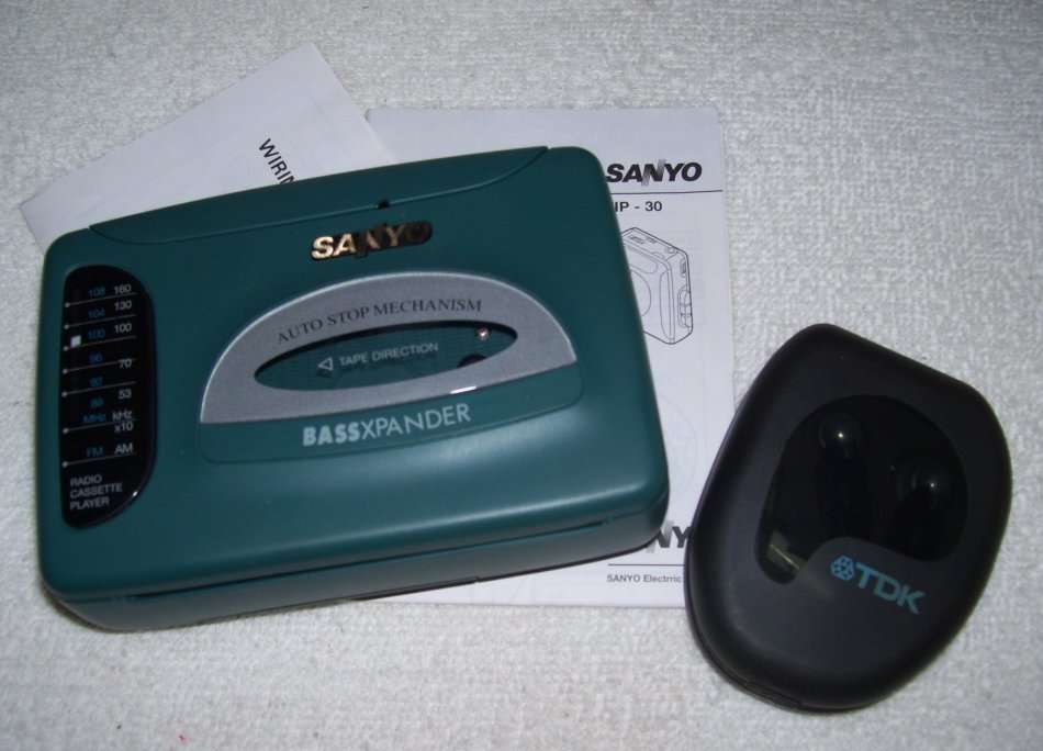 Vintage - 1992 - SANYO Personal Stereo Radio/Cassette Player VIP-30 BASSXPANDER ...............