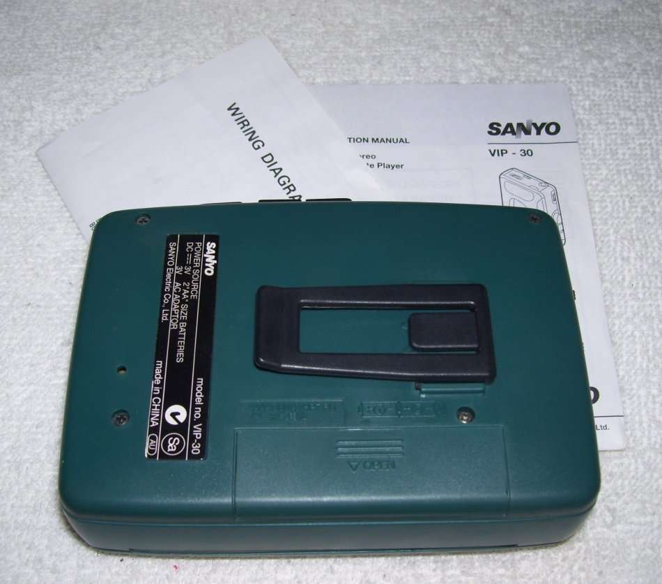 Vintage - 1992 - SANYO Personal Stereo Radio/Cassette Player VIP-30 BASSXPANDER ...............