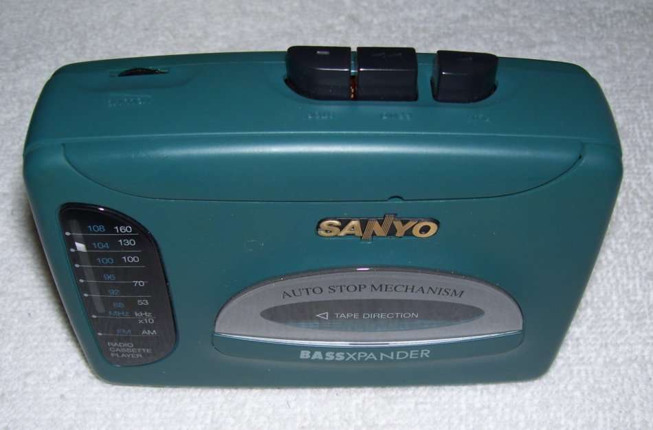 Vintage - 1992 - SANYO Personal Stereo Radio/Cassette Player VIP-30 BASSXPANDER ...............