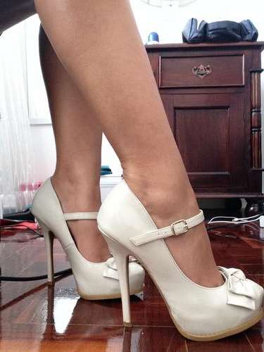 Cream Bow Heels - size 4