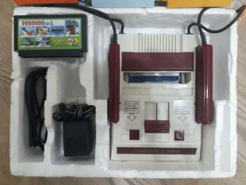 FAMICOM 8BIT TV GAME SYSTEM + GAME CARTRIDGES