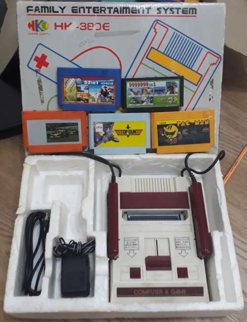 FAMICOM 8BIT TV GAME SYSTEM + GAME CARTRIDGES