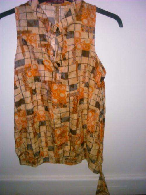 Feminine floral 'D code' top