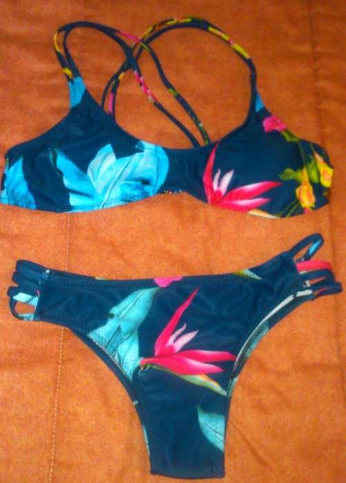 Stunning floral bikini set. Size xs/6 *Sale