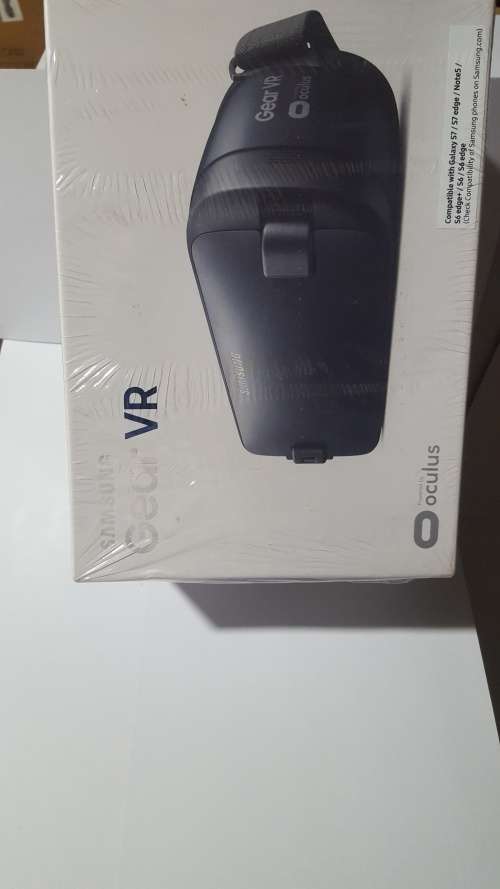 Samsung Gear VR Headset with Controller