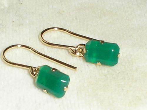 Princess style!! Pretty 9ct gold emerald dropper earrings!!