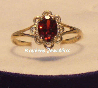 ***R4599***BEAUTIFUL 9CT GOLD GARNET SOLITAIRE RING - O
