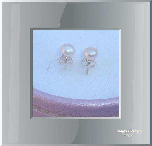 ****R999***Stunning 925 sterling silver pearl stud earrings!!