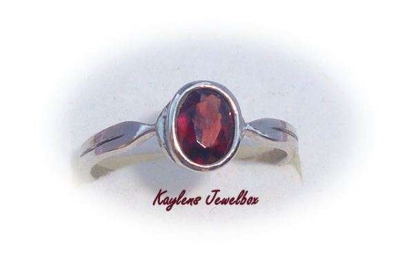 ***R1100***SOLID SILVER OVAL CUT GARNET SOLITAIRE RING - S