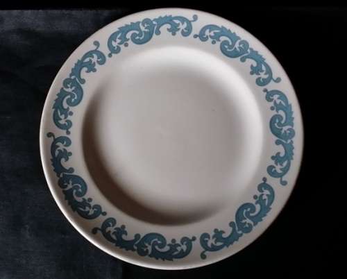 CAPRI CROWN ESSEA  STAFFORDSHIRE ENGLAND IRONSTONE PLATE