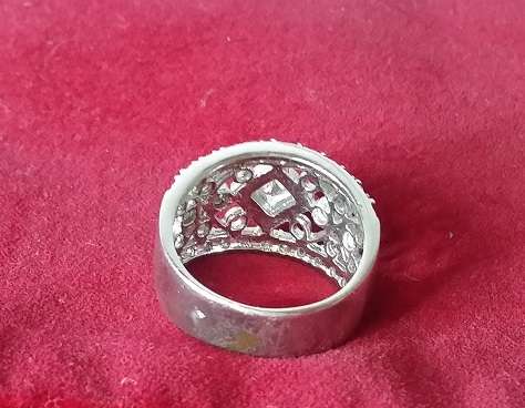 A STUNNING HONEY RING ( NOT SILVER )