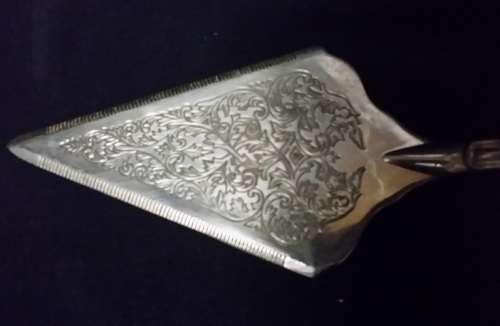 VINTAGE CAKE SLICER AND LIFTER