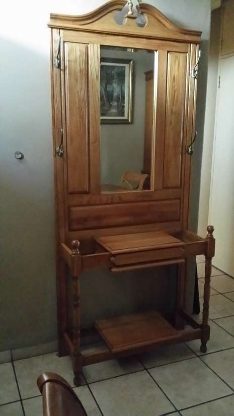 FURNITURE >> SOLID OAK  COAT AND HAT  HALLSTAND WITH  BEVELED MIRROR /  COLLECTION EDENVALE JHB