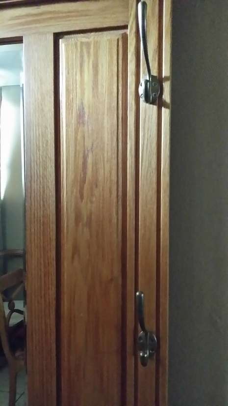 FURNITURE >> SOLID OAK  COAT AND HAT  HALLSTAND WITH  BEVELED MIRROR /  COLLECTION EDENVALE JHB