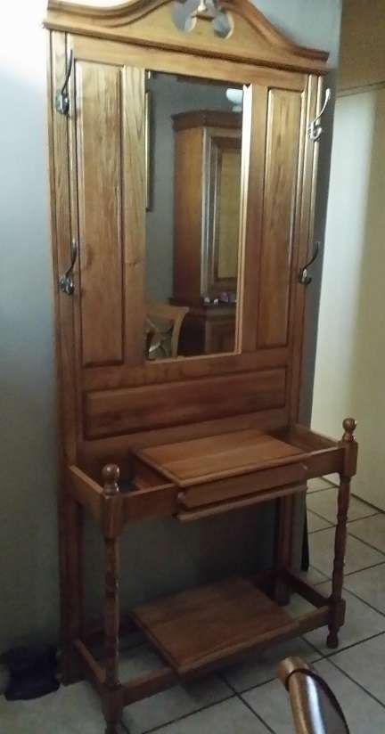 FURNITURE >> SOLID OAK  COAT AND HAT  HALLSTAND WITH  BEVELED MIRROR /  COLLECTION EDENVALE JHB