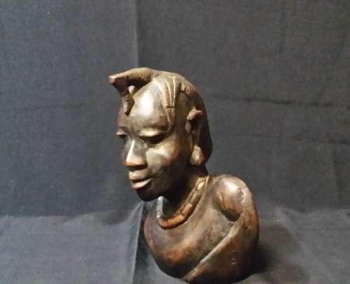 A HAND CARVED  SCULPTURE AFRICAN STATUE