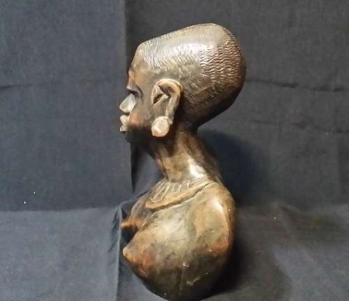 A HAND CARVED  SCULPTURE AFRICAN STATUE