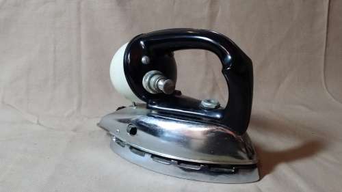 A VINTAGE PARAFIEN IRON