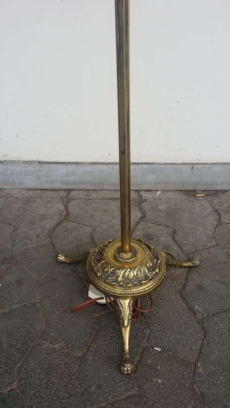 BRASS STANDING LAMP WITH BEAUTIFUL FIGURINE  DETAIL  / BUYER MUST COLLECT IN EDENVALE JHB