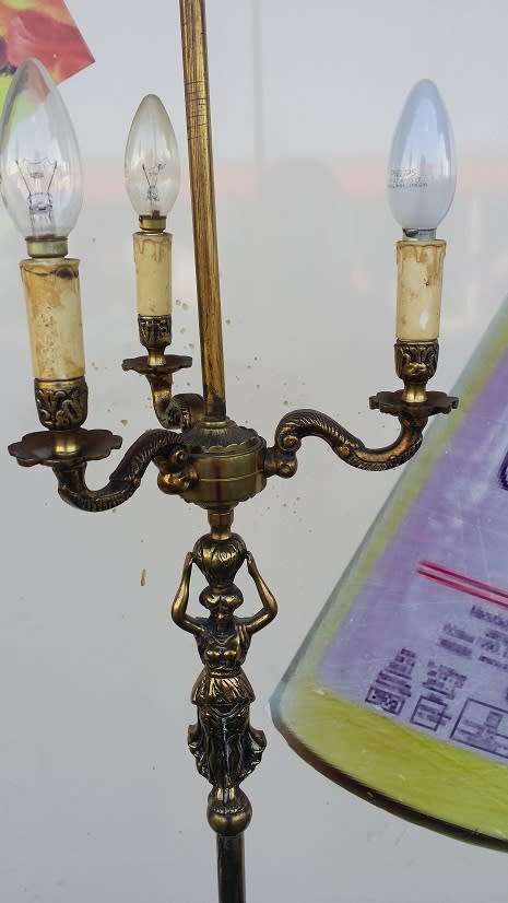 BRASS STANDING LAMP WITH BEAUTIFUL FIGURINE  DETAIL  / BUYER MUST COLLECT IN EDENVALE JHB
