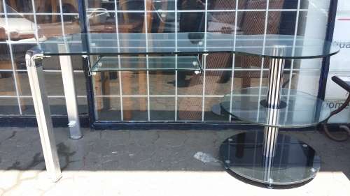 FABULOUS TEMPERED  GLASS DESK  /  BUYER MUST COLLECT IN EDENVALE JHB