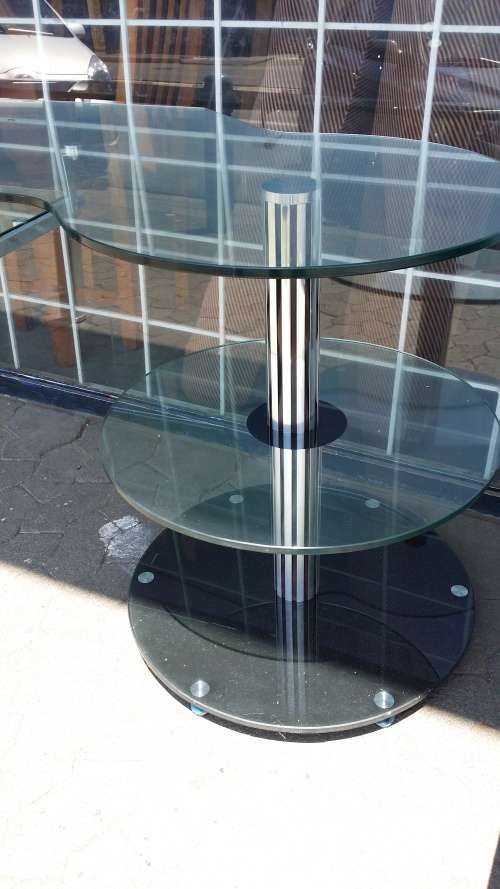 FABULOUS TEMPERED  GLASS DESK  /  BUYER MUST COLLECT IN EDENVALE JHB