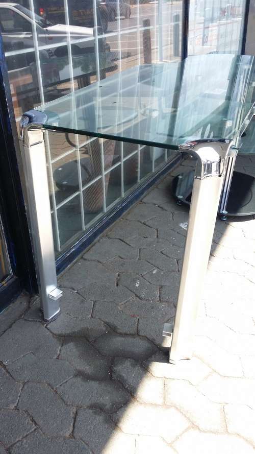 FABULOUS TEMPERED  GLASS DESK  /  BUYER MUST COLLECT IN EDENVALE JHB