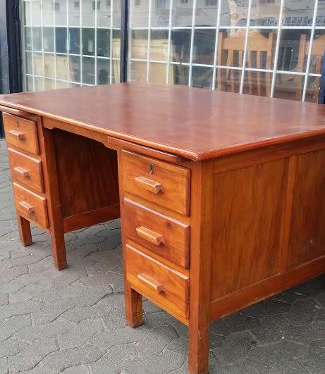 VINTAGE  WOODEN 6 DRAWER DESK  / BUYER MUST COLLECT IN EDENVALE JHB